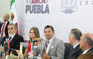 El gobernador Alejandro Armenta durante la conferencia donde reiteró el combate al contrabando y la piratería en Puebla.