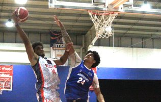Camilo Preciado se prepara para su temporada senior con los Halcones de la Universidad Interamericana.