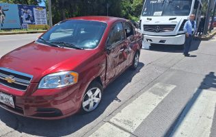 Paramédicos de la Cruz Roja revisan a los involucrados tras el choque entre un Aveo y la RUTA 1 en Camino Real a Cholula, Puebla.