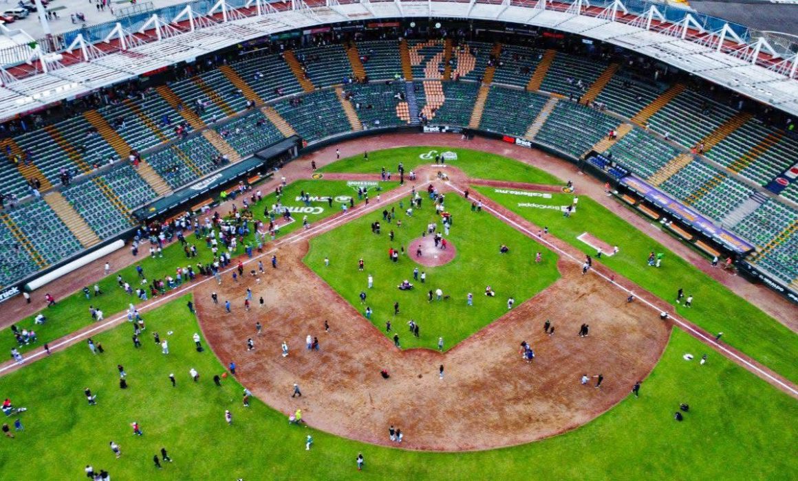 Jugadores de los Pericos celebran victoria en el parque Hermanos Serdán.