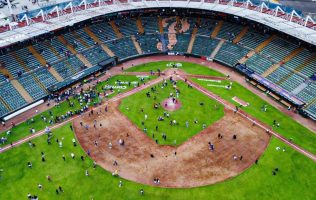 Jugadores de los Pericos celebran victoria en el parque Hermanos Serdán.
