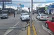 Tesla derriba semáforo y provoca caos vial en Zavaleta