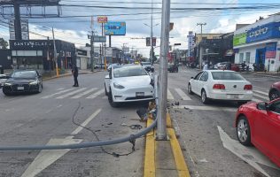 Tesla derriba semáforo y provoca caos vial en Zavaleta