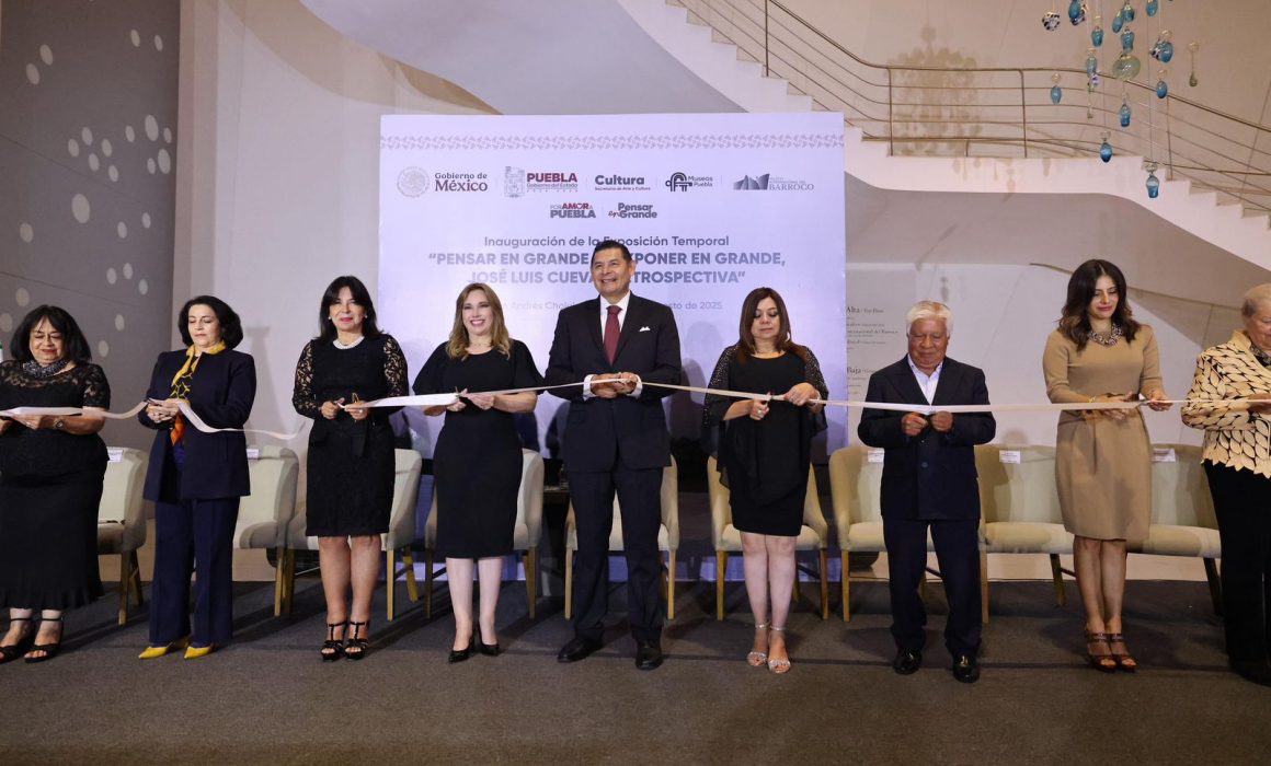 Visitantes recorren la exposición “Pensar en Grande es Exponer en Grande. José Luis Cuevas Retrospectiva” en el Museo Internacional del Barroco, que reúne 150 obras y cartas del artista mexicano.
