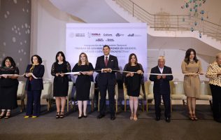 Visitantes recorren la exposición “Pensar en Grande es Exponer en Grande. José Luis Cuevas Retrospectiva” en el Museo Internacional del Barroco, que reúne 150 obras y cartas del artista mexicano.