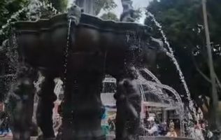 La Fuente de San Miguel, ubicada en el Zócalo de Puebla, resultó con daños tras la manifestación por el Día Internacional de las Víctimas de Desapariciones Forzadas