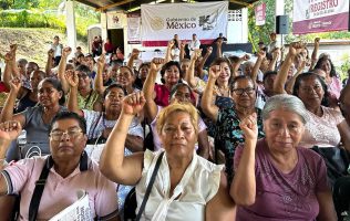 Mujeres de 60 a 64 años acuden al registro de la Pensión Mujeres Bienestar 2025.