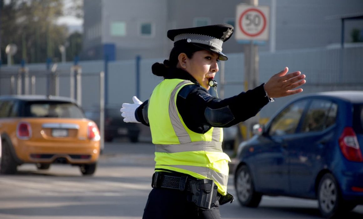 Agentes de tránsito y personal de seguridad recorren zonas escolares para garantizar un regreso a clases seguro en Puebla.