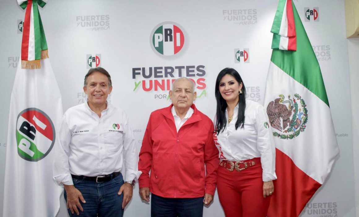 Juan José Castro durante su presentación como nuevo presidente del PRI Puebla, acompañado por la secretaria general Delfina Pozos Vergara.