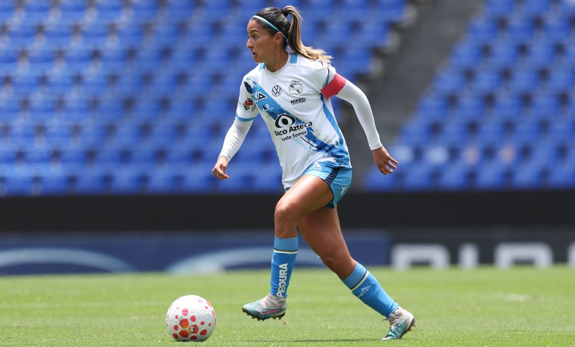 Rebeca Contreras celebra uno de sus tres goles en la histórica victoria 6-0 del Atlético de San Luis Femenil sobre Puebla en la jornada 9 del Apertura 2025.
