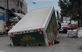 Un camión repartidor de Jarritos fue tragado por un megasocavón en la colonia Renovación de Iztapalapa