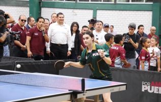 Alejandro Armenta Mier y Félix Ballesteros durante la inauguración de la Academia Poblana de Tenis de Mesa en Puebla.