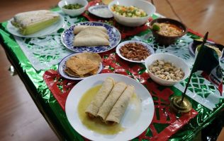 El IMSS recomienda preparar versiones saludables de los platillos patrios para cuidar la salud de los adultos mayores.
