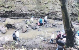 Buscan a jóvenes arrastrados por el río en Atlixco.