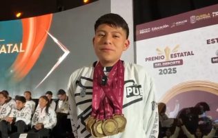 Santiago Emiliano Mora Castillo posa con sus ocho medallas de oro