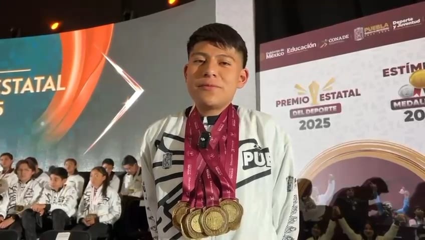 Santiago Emiliano Mora Castillo posa con sus ocho medallas de oro