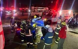 Subaru azul destrozado tras impactarse contra un poste en la Vía Atlixcáyot