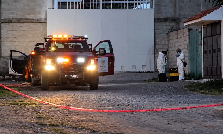 Asesinan a balazos a hombre y hieren a mujer dentro de camioneta