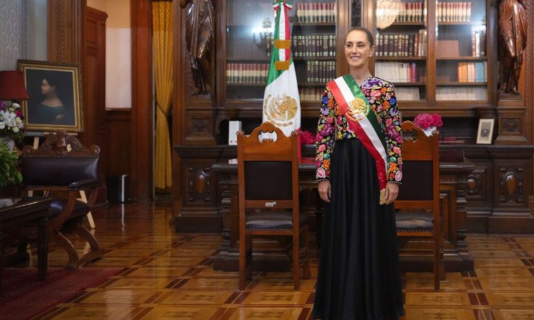 Prenda simboliza tradiciones, identidad y riqueza, reconoce Sheinbaum
