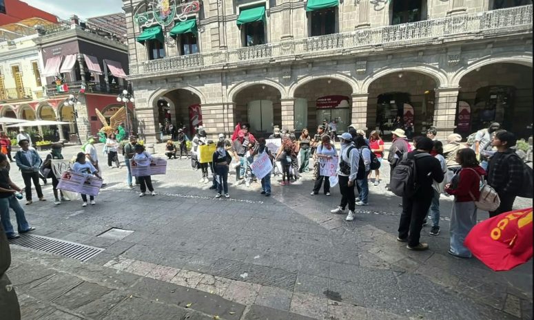 Marchan estudiantes de la BUAP por Ayotzinapa y recuerdan a alumnos fallecidos