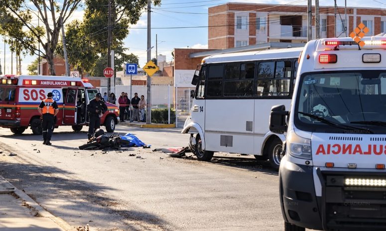 Muere motociclista tras choque con microbús de la Ruta 25 en Puebla