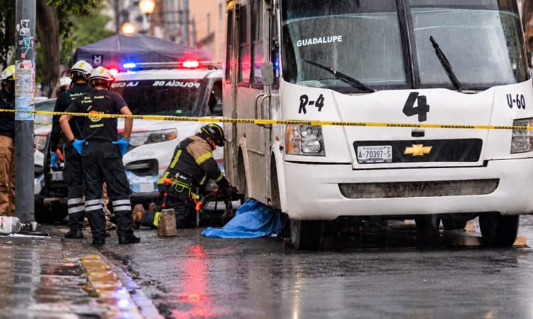 Muere mujer atropellada por microbús en el Centro Histórico de Puebla