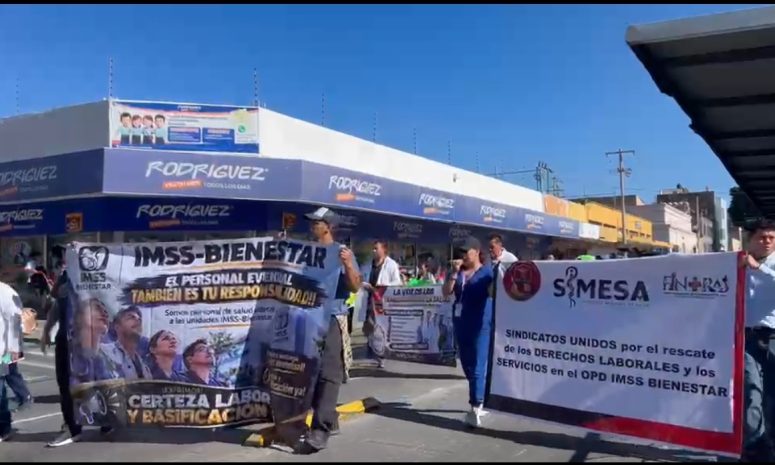 Marchan trabajadores de IMSS Bienestar Puebla