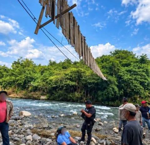 Colapsa puente colgante en Hueytamalco; hay tres lesionados
