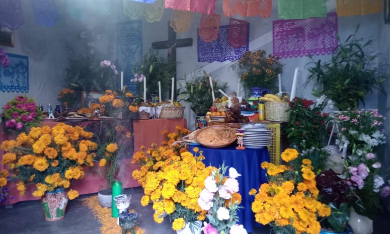 Edith mantiene viva la tradición de las ofrendas que aprendió de su abuela