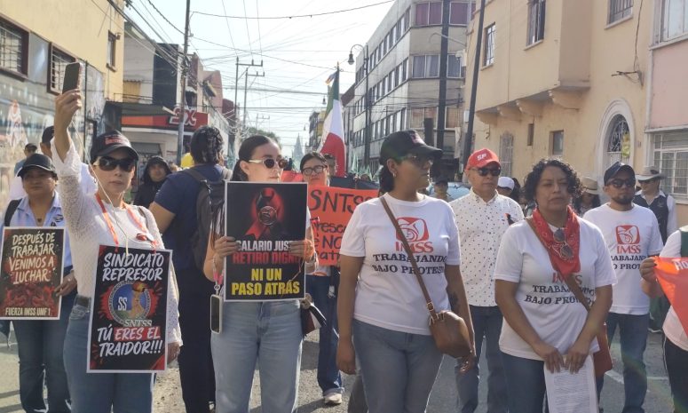 Protesta Fuerza Puebla IMSS por aumento salarial digno y destitución de Olivos